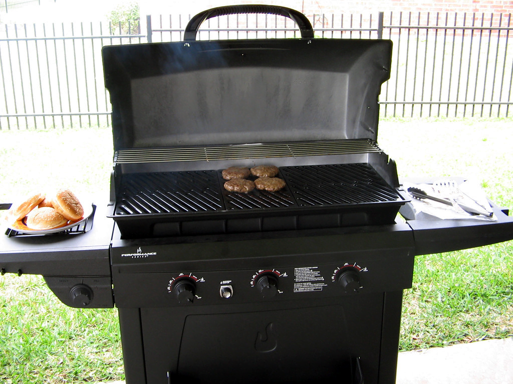 4 Tips to Consider When Repairing Your Gas Grill EmptyLightHome