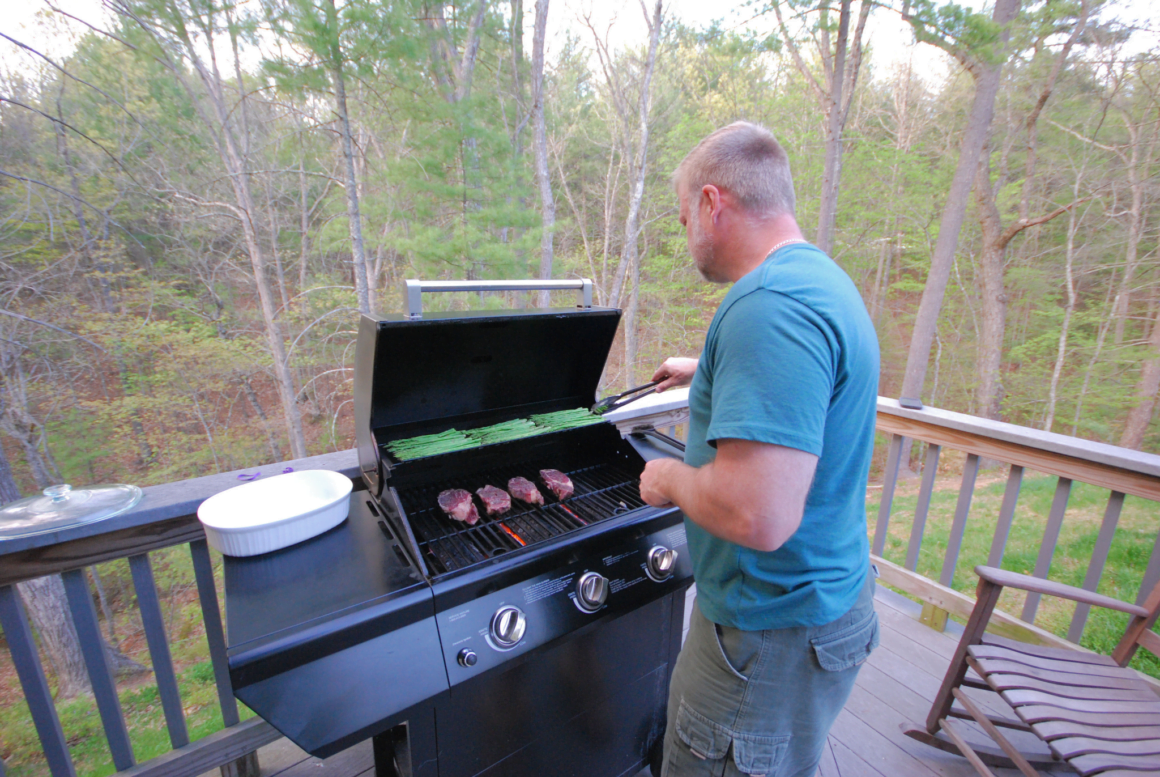 4 Tips to Consider When Repairing Your Gas Grill EmptyLightHome