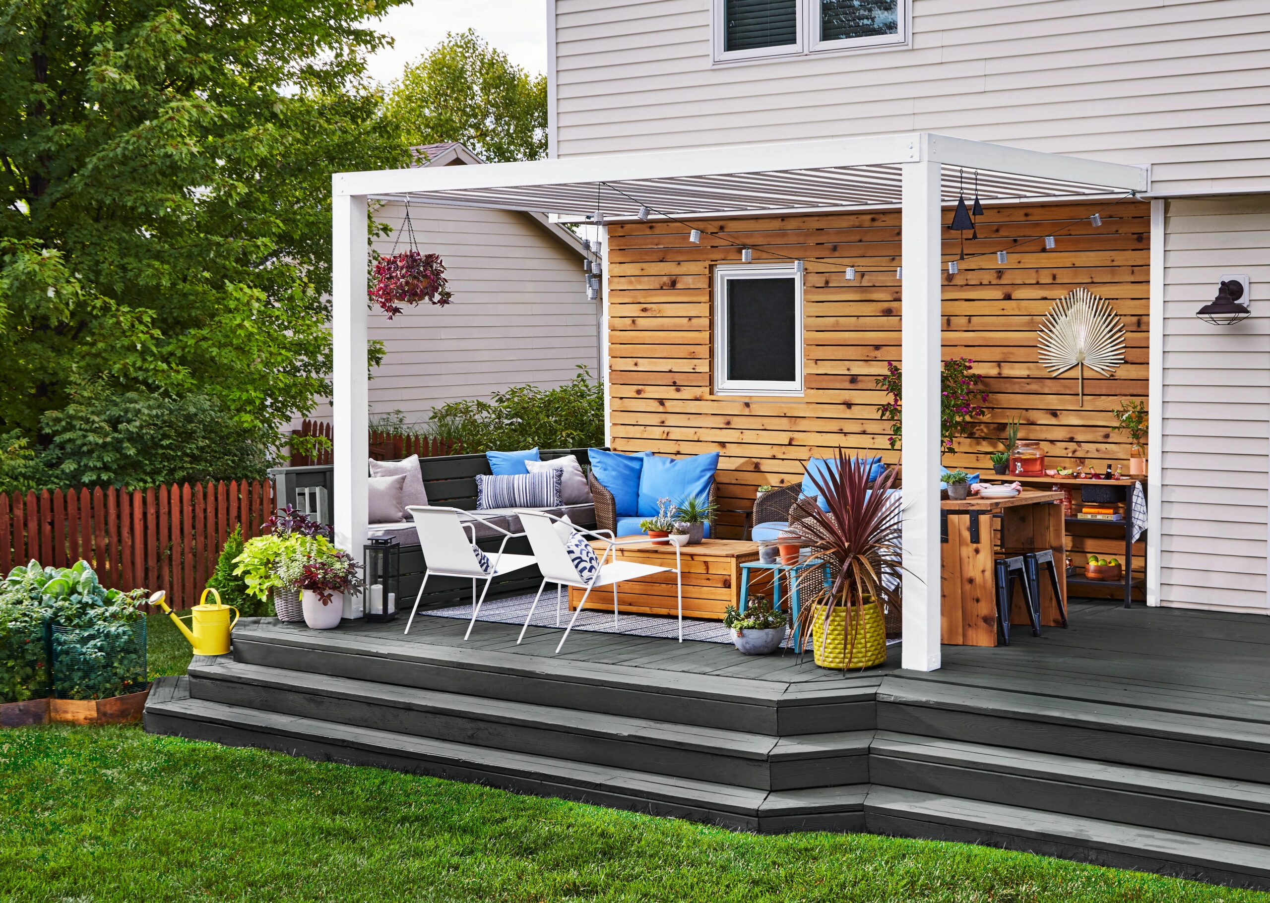 Elevate Your Yard: 4 Custom Deck Trends for 2024 - EmptyLightHome